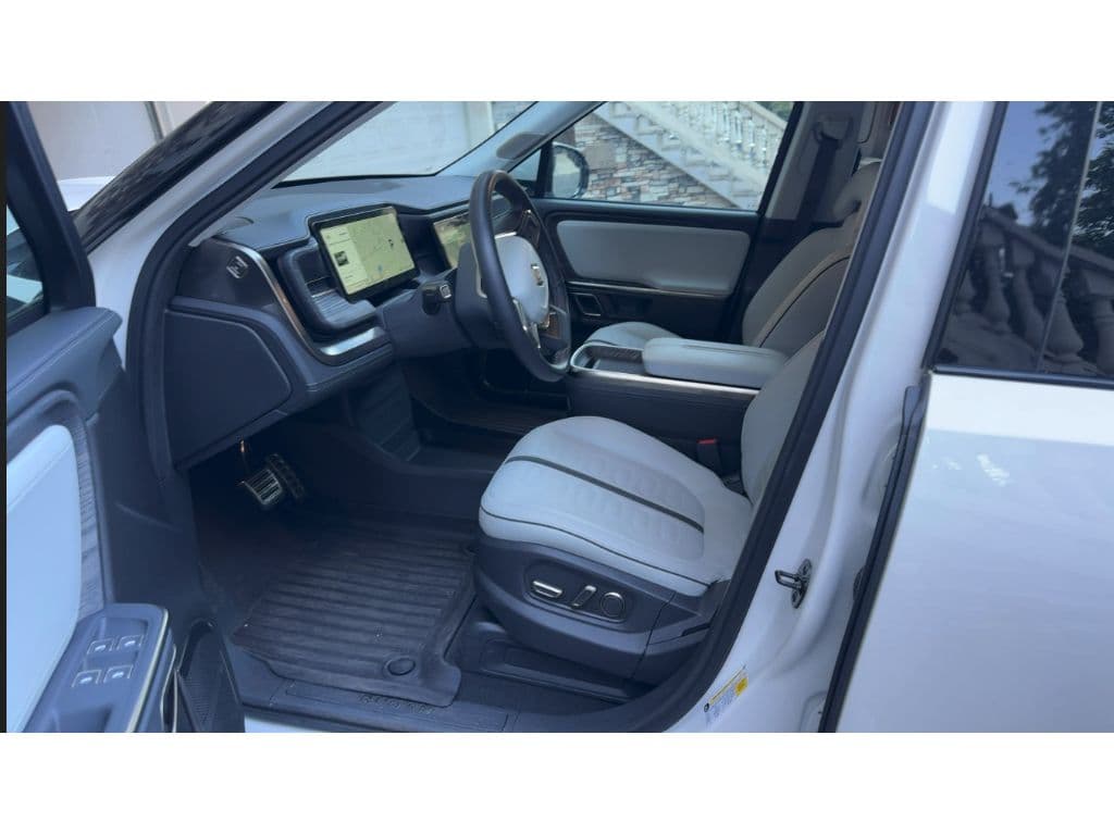 2023 Rivian R1T view 5