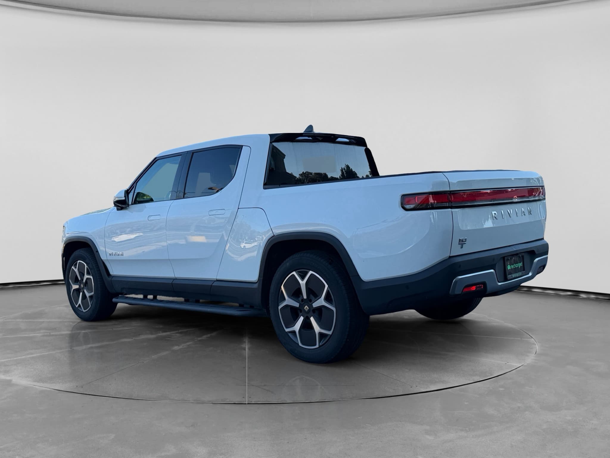 2023 Rivian R1T view 17