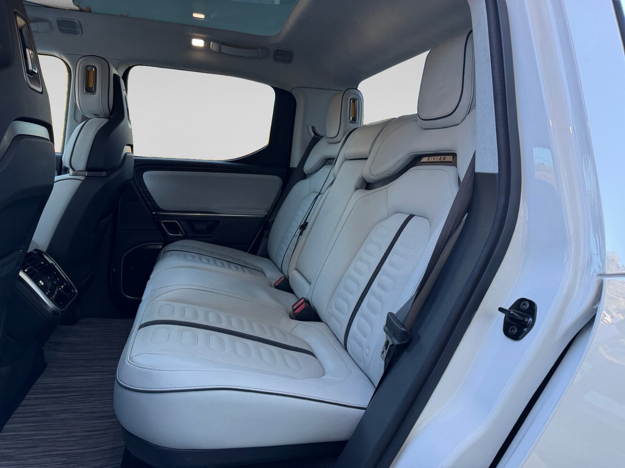 2023 Rivian R1T view 19
