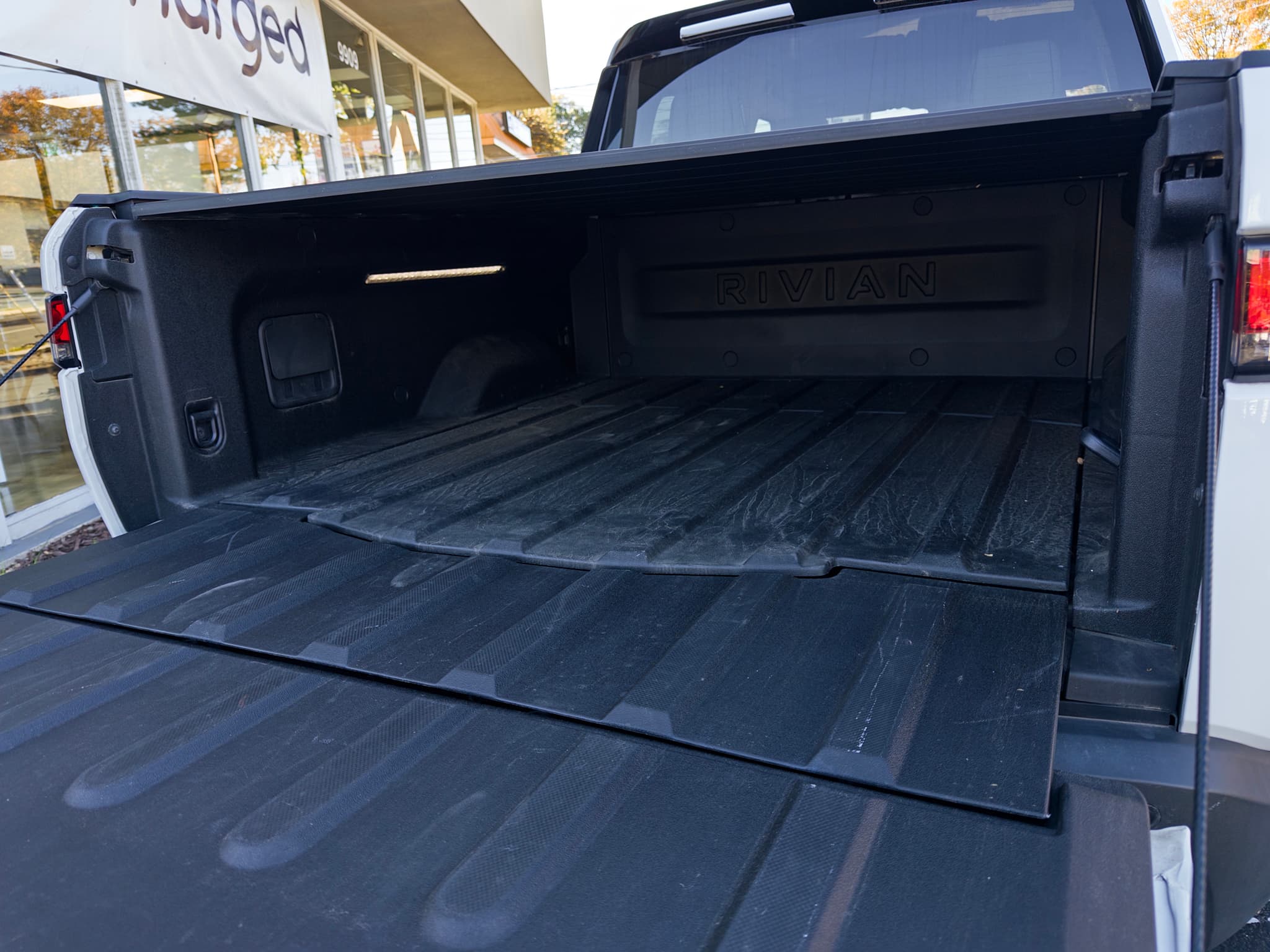 2023 Rivian R1T view 28