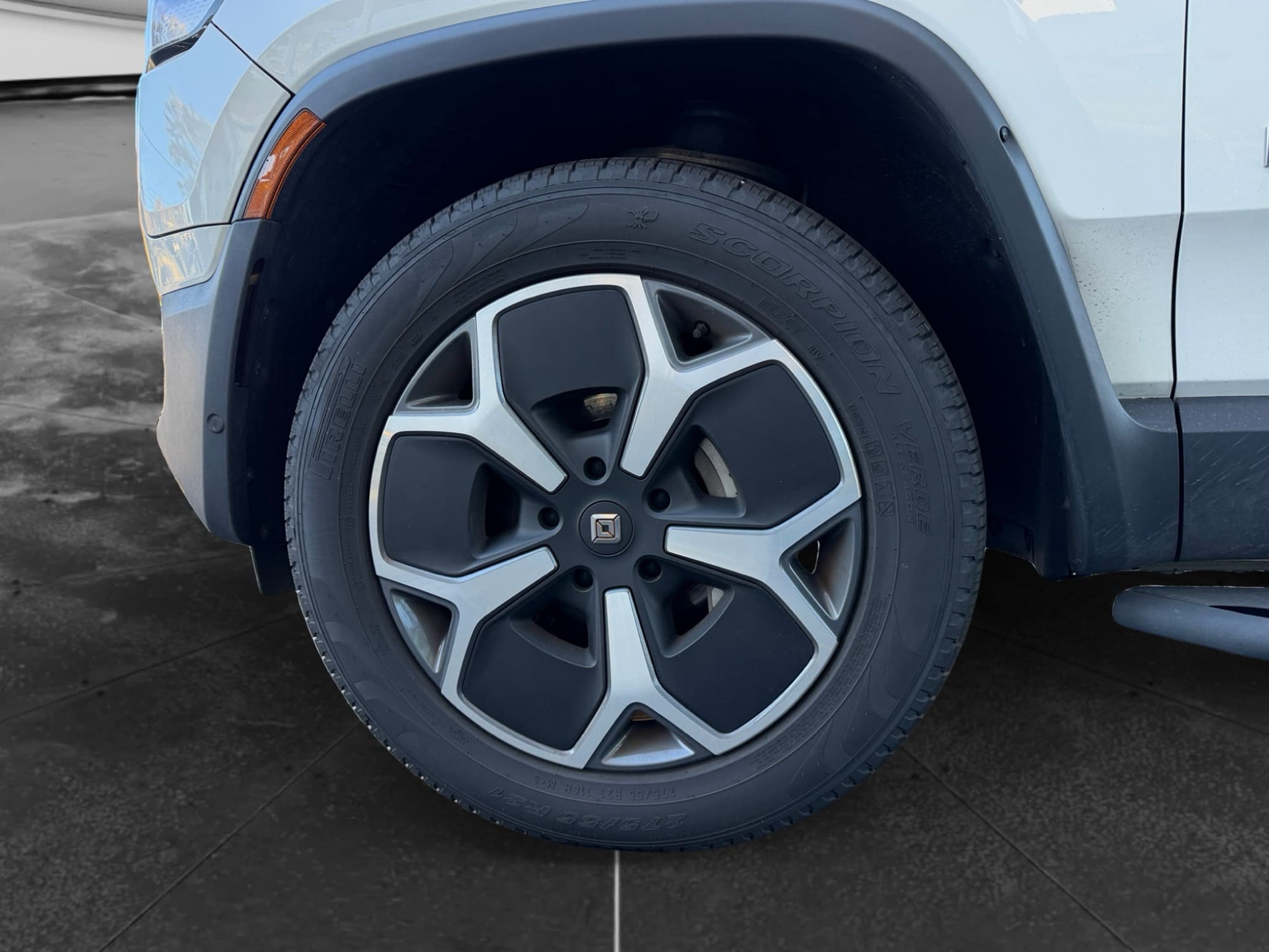 2023 Rivian R1T view 31