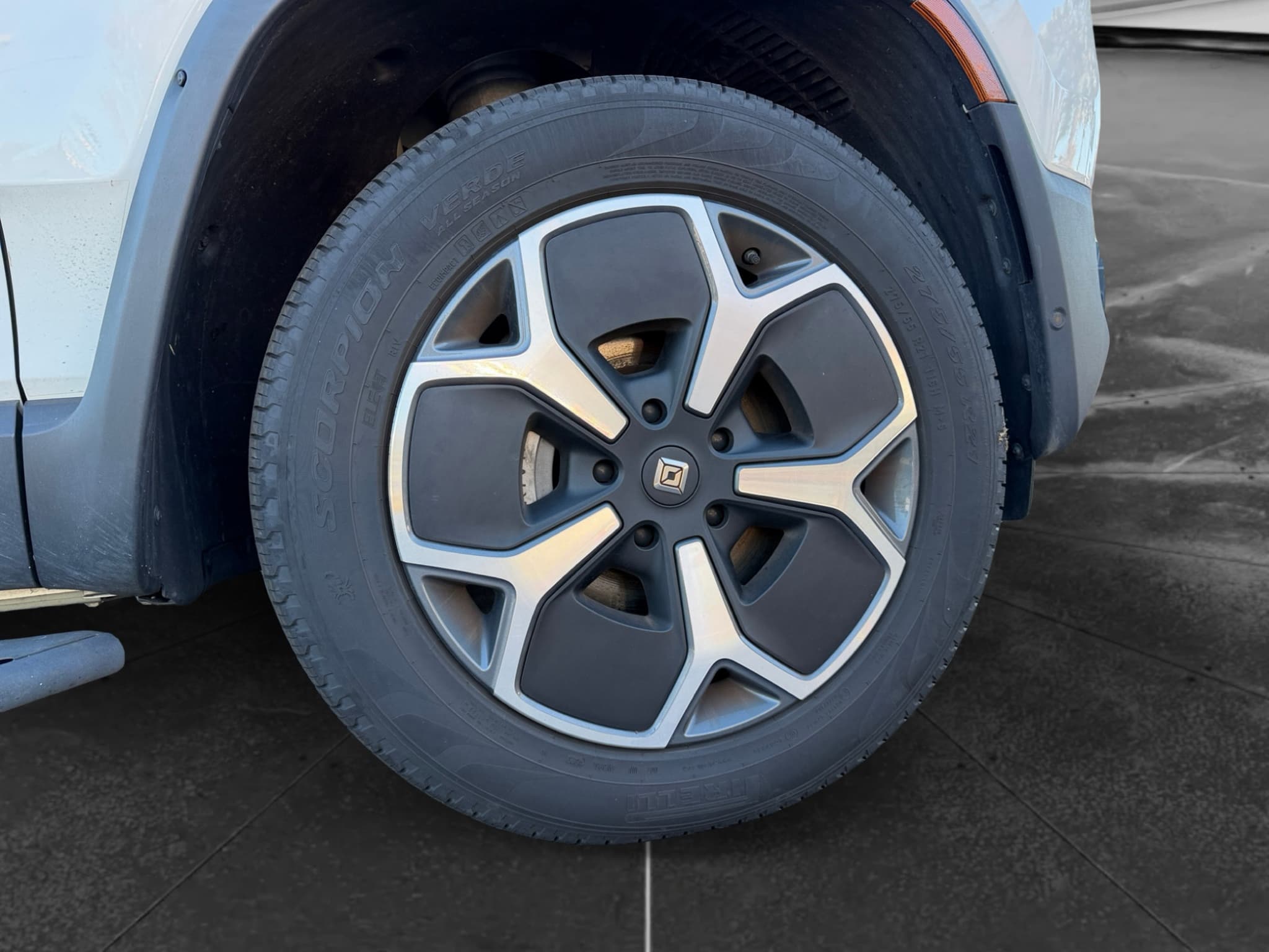 2023 Rivian R1T view 35