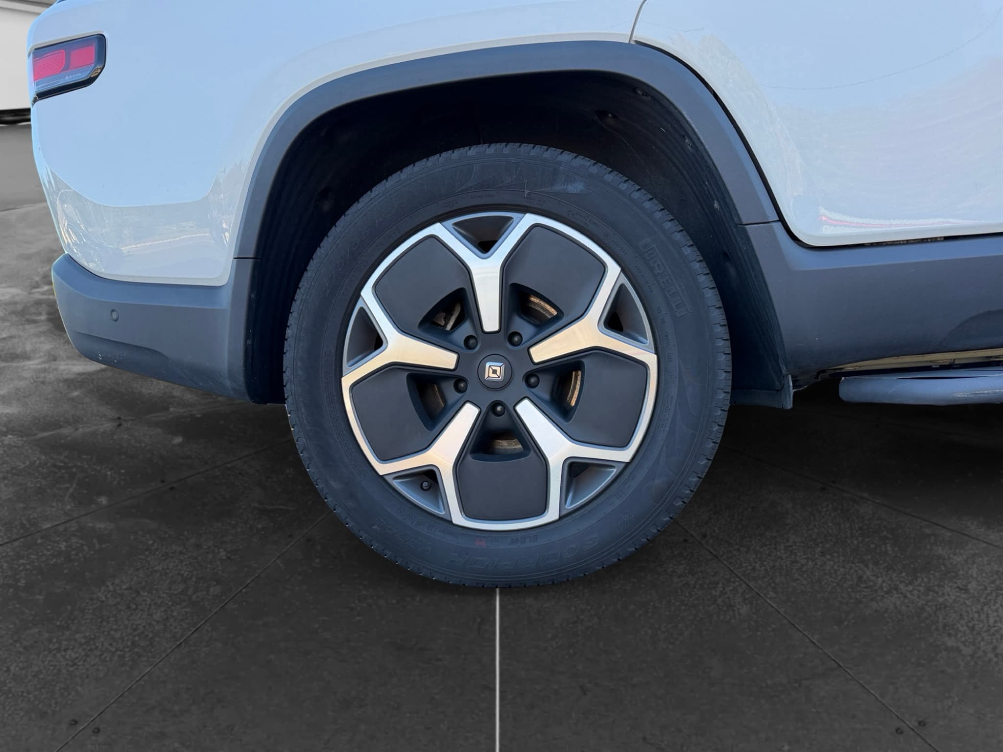 2023 Rivian R1T view 33
