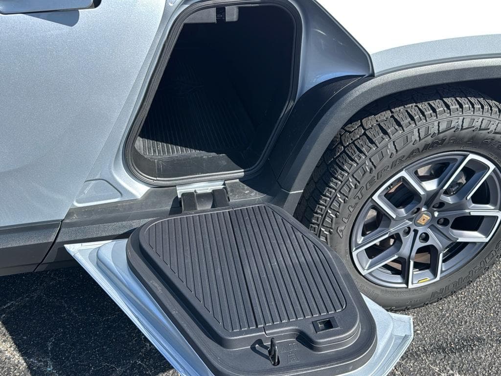 2024 Rivian R1T view 27