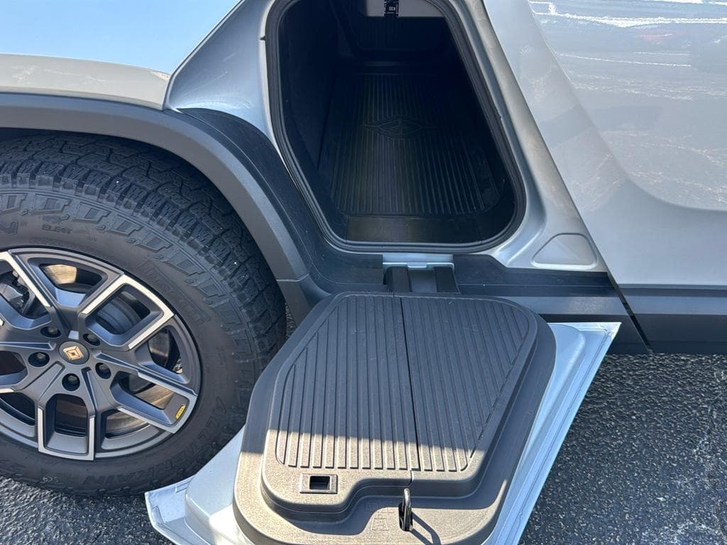 2024 Rivian R1T view 29
