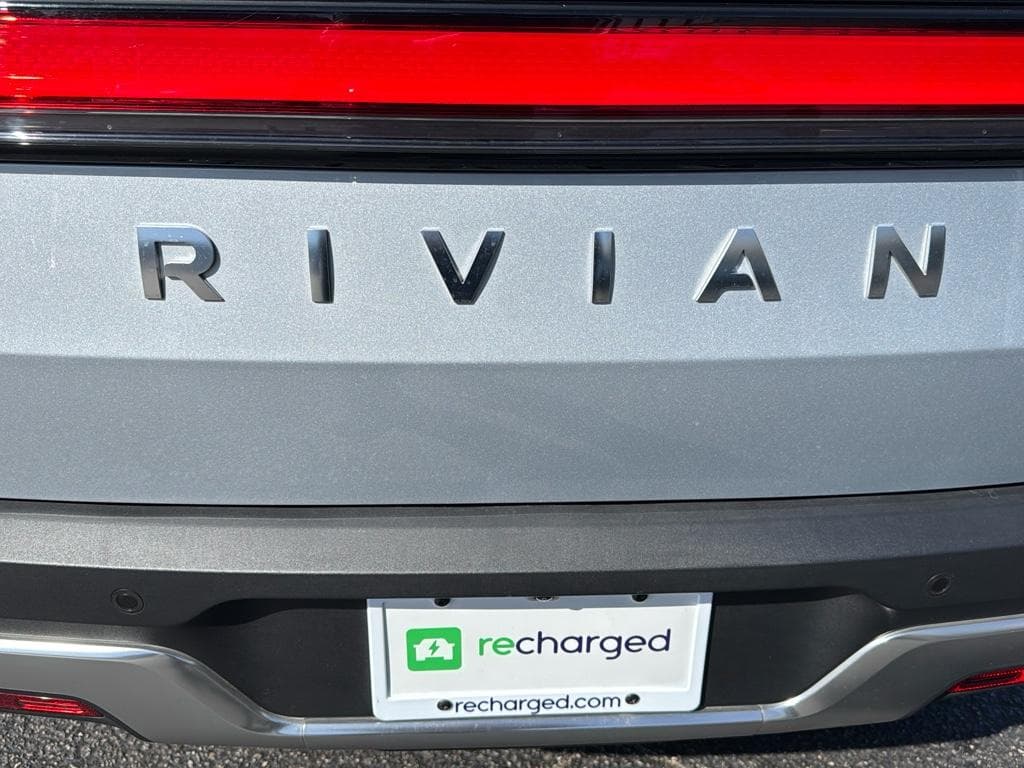 2024 Rivian R1T view 38