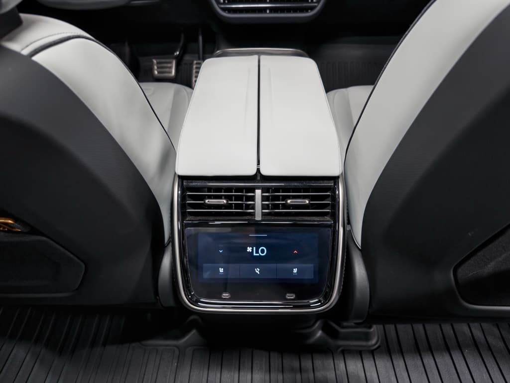 2024 Rivian R1T view 20