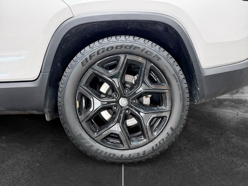 2024 Rivian R1T view 33