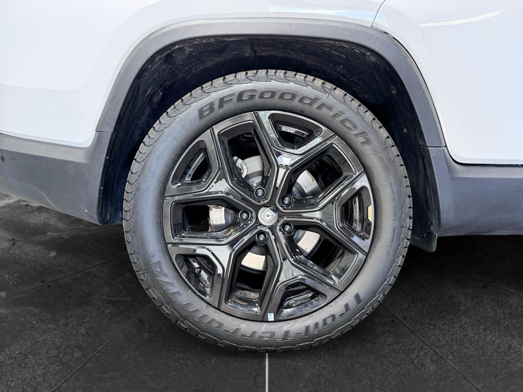 2024 Rivian R1T view 35