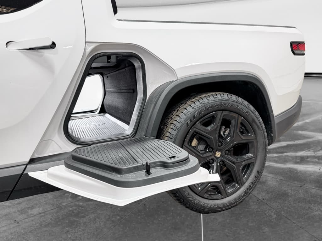 2024 Rivian R1T view 28