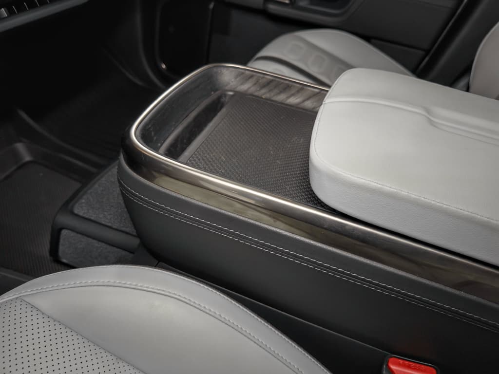 2024 Rivian R1T view 18