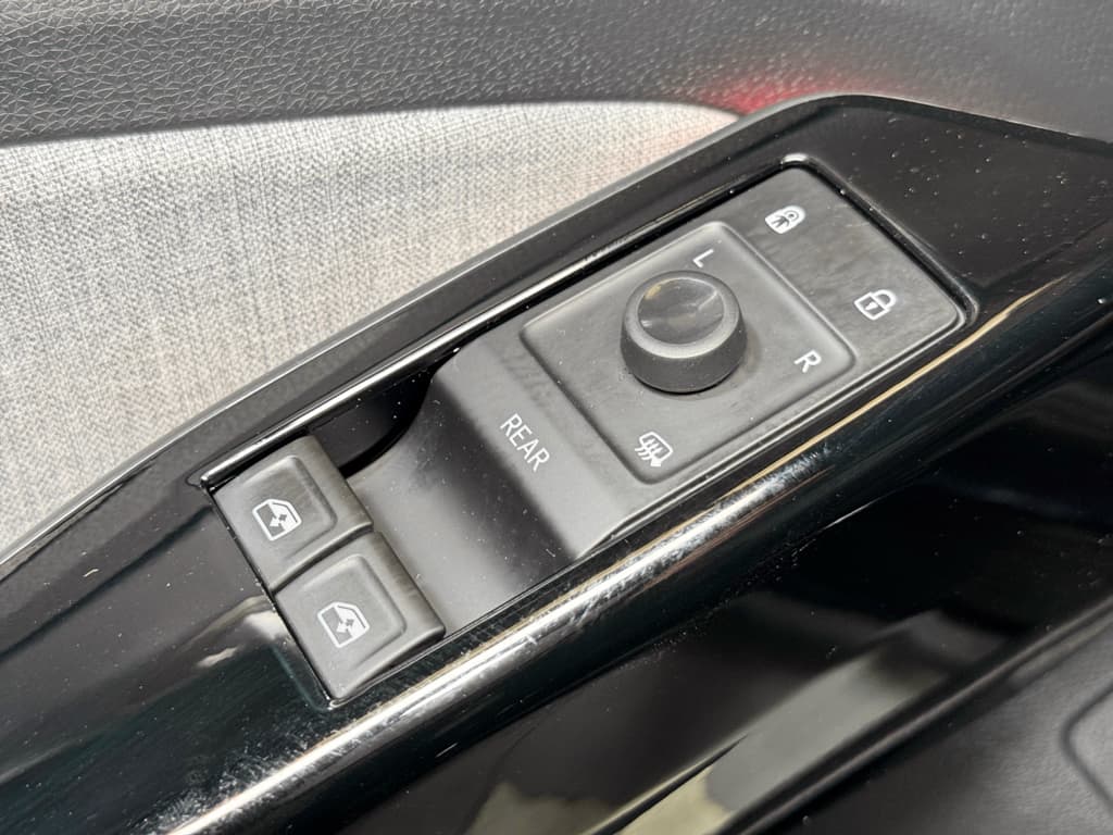 2023 Volkswagen ID.4 view 7