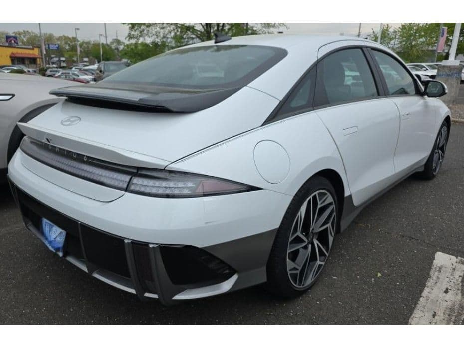 2023 Hyundai IONIQ 6 view 3