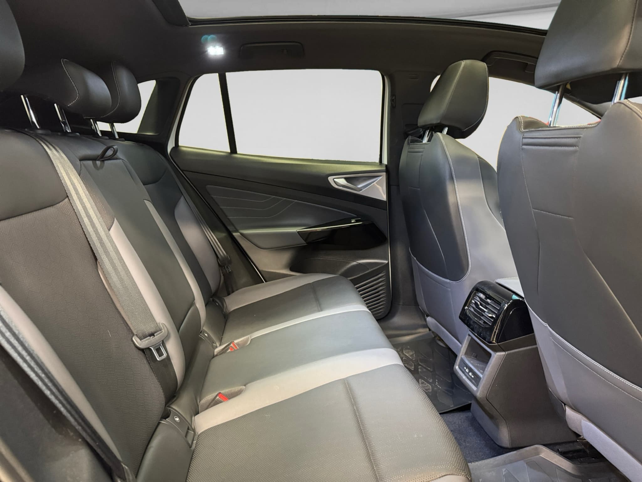 2023 Volkswagen ID.4 view 21