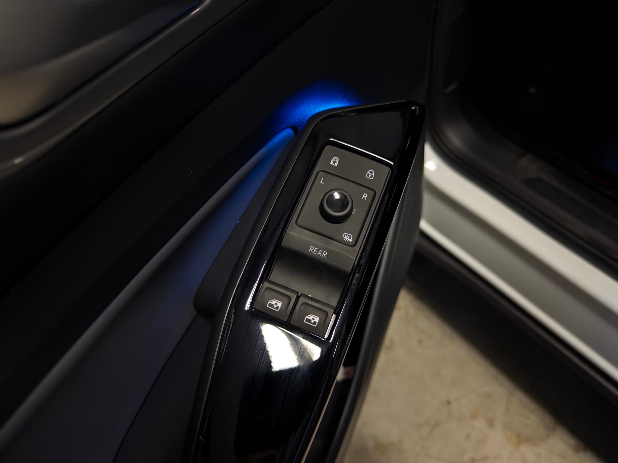 2023 Volkswagen ID.4 view 6