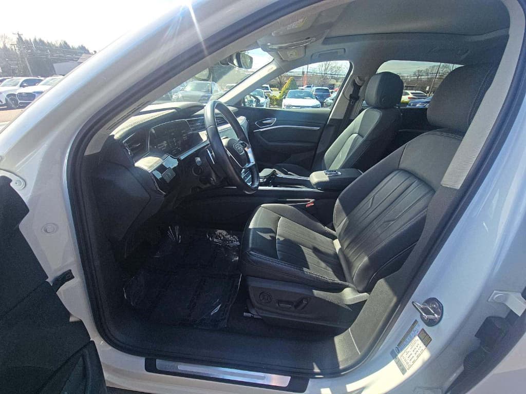 2021 Audi e-tron view 5