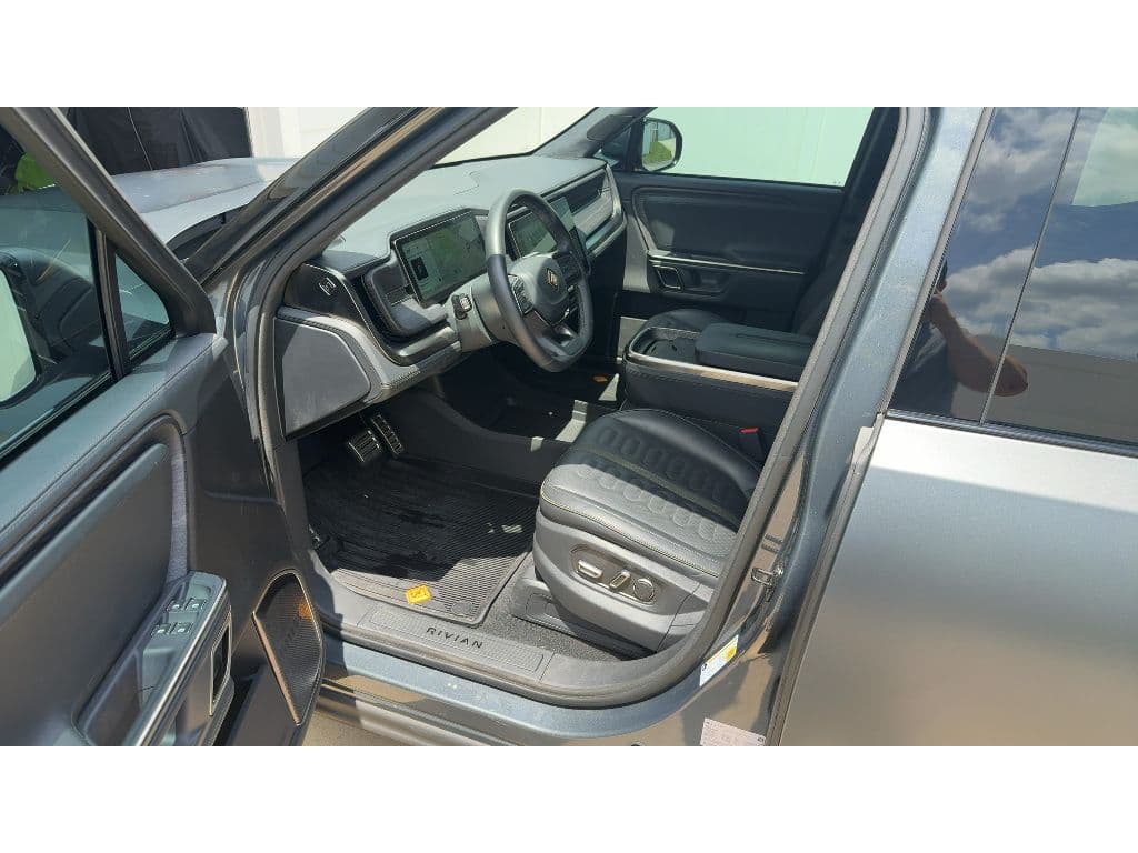 2024 Rivian R1T view 5