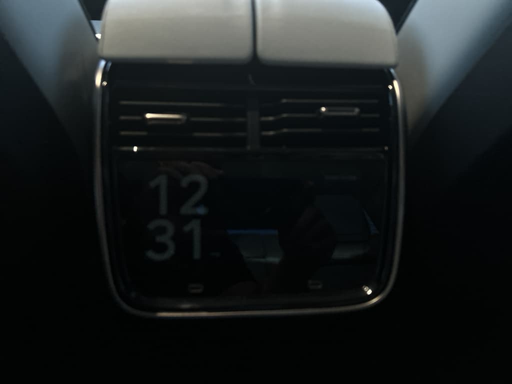 2024 Rivian R1T view 18