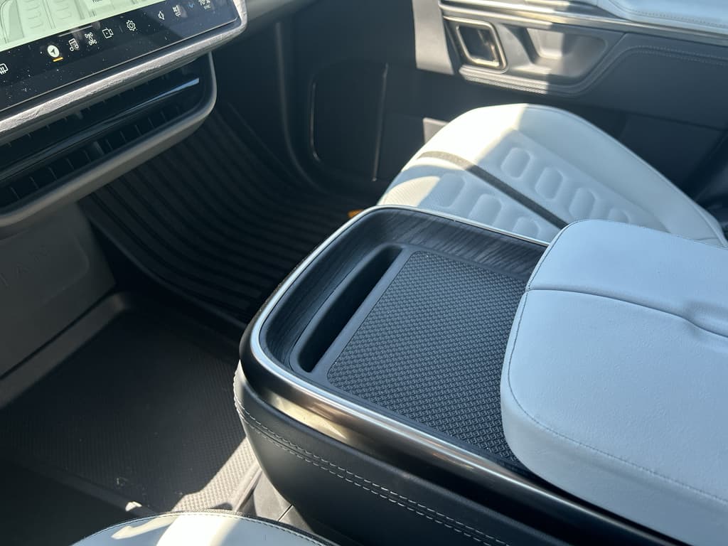 2024 Rivian R1T view 14