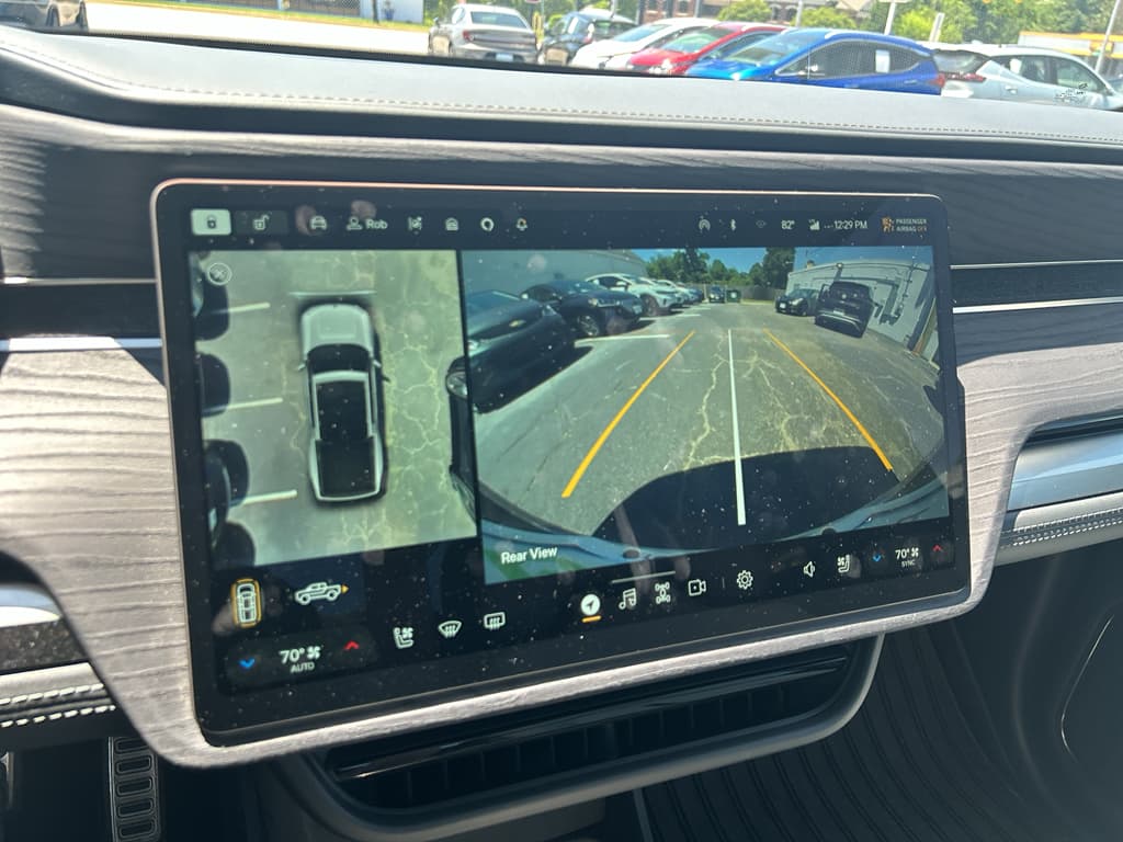 2024 Rivian R1T view 10