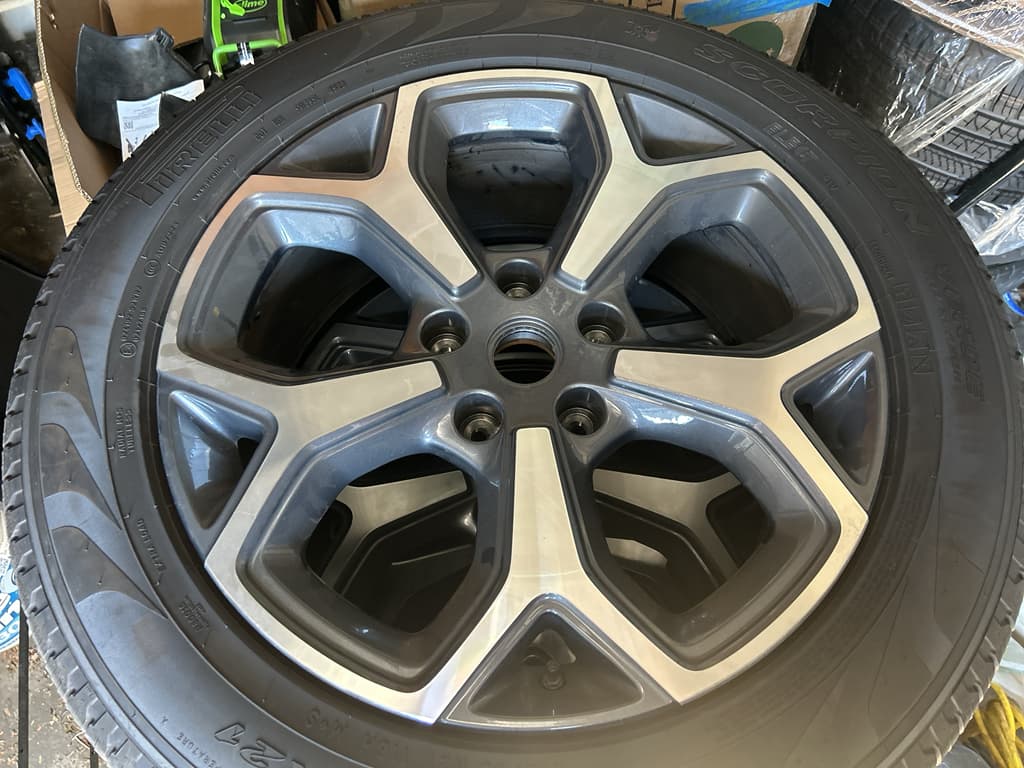 2024 Rivian R1T view 33