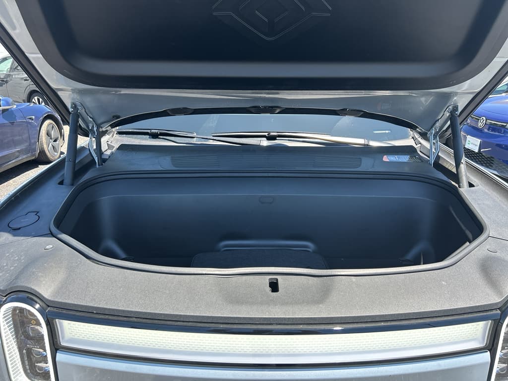 2024 Rivian R1T view 21
