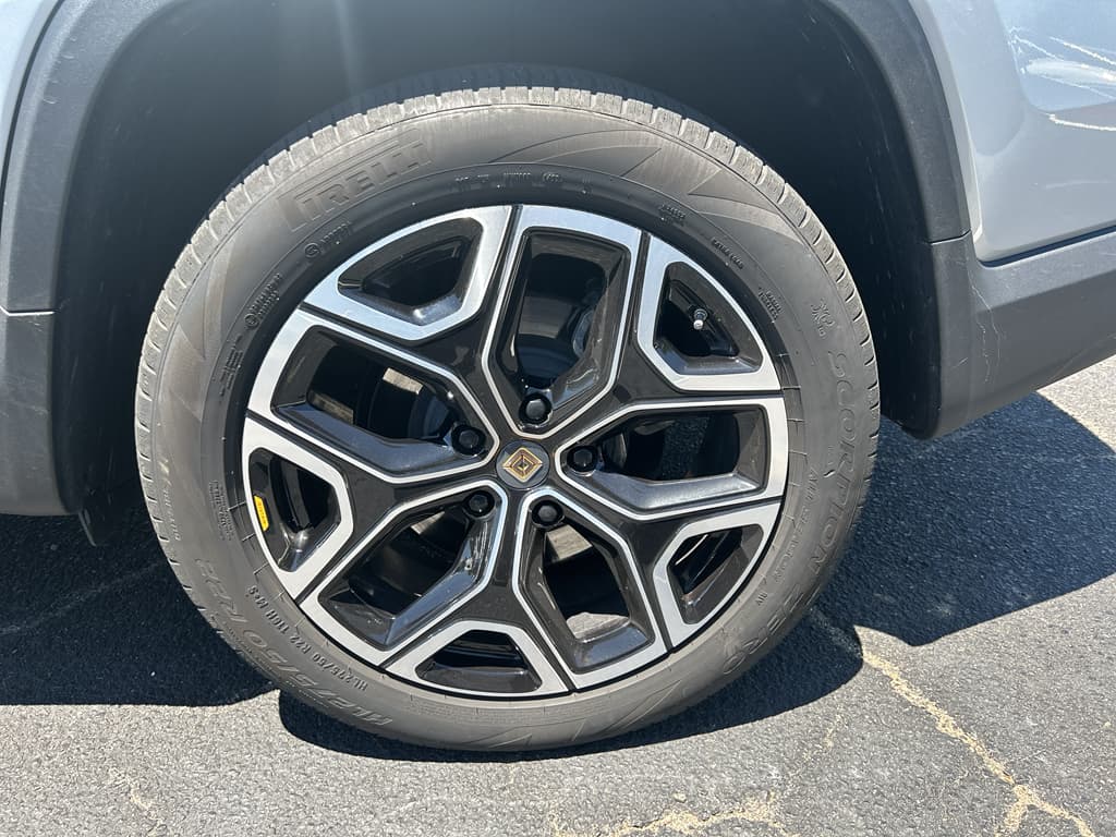 2024 Rivian R1T view 27