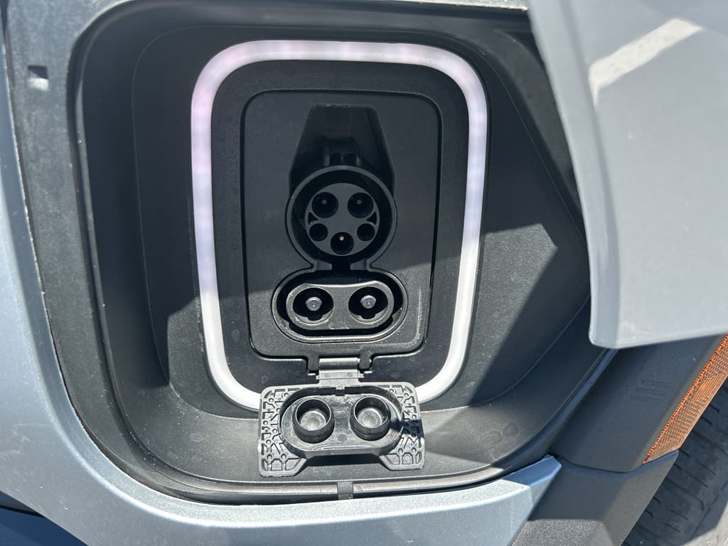 2024 Rivian R1T view 5