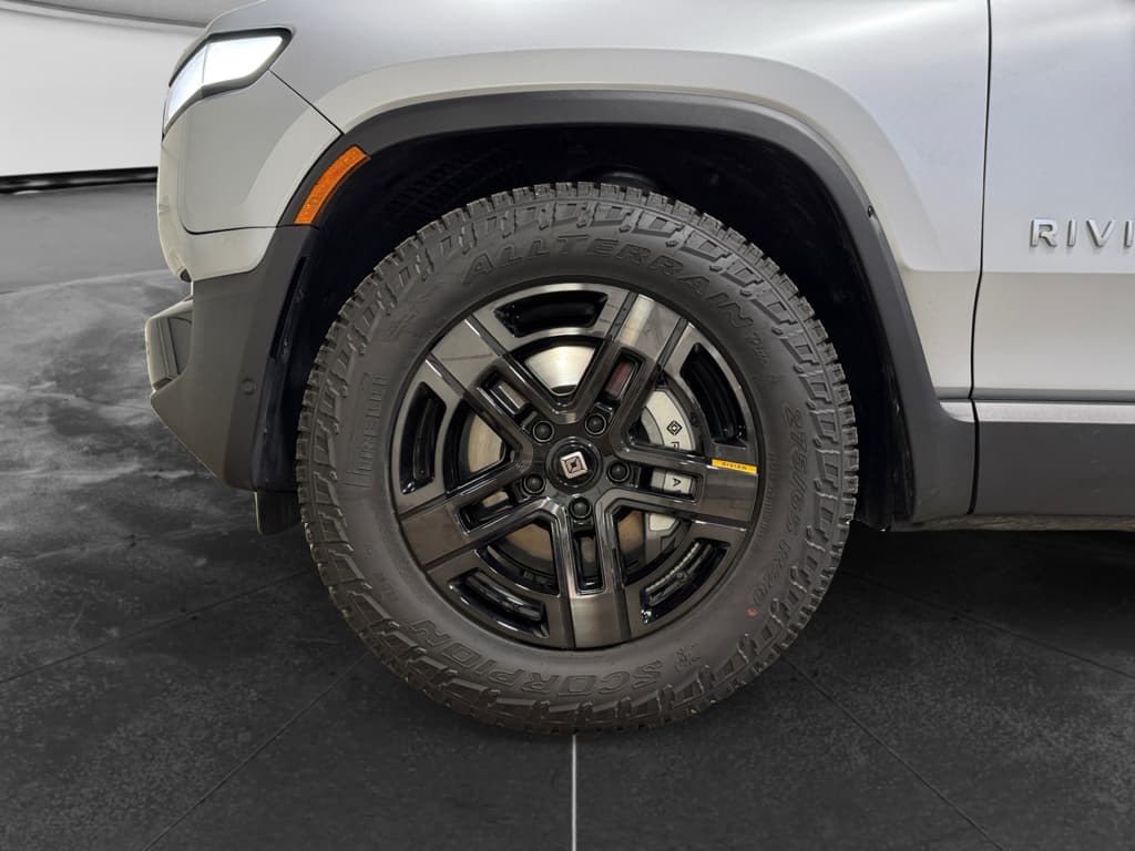 2024 Rivian R1T view 35