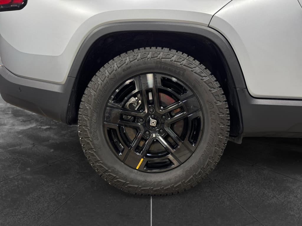 2024 Rivian R1T view 39