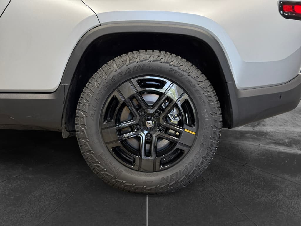 2024 Rivian R1T view 37