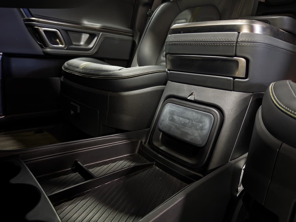 2024 Rivian R1T view 11