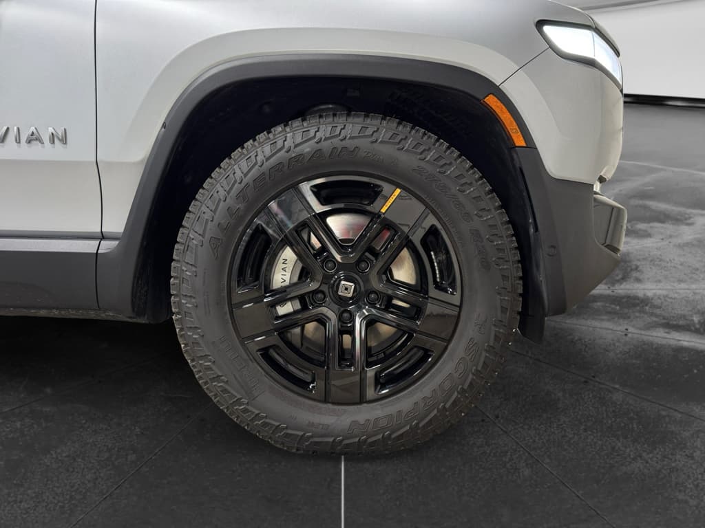 2024 Rivian R1T view 41