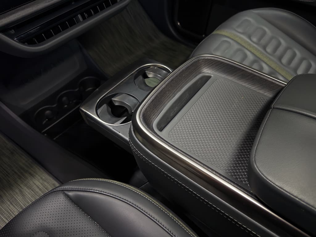 2024 Rivian R1T view 10