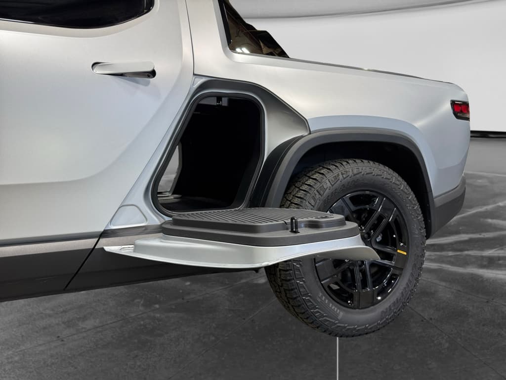 2024 Rivian R1T view 28