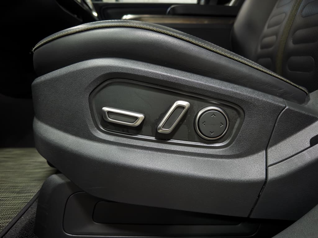 2024 Rivian R1T view 8