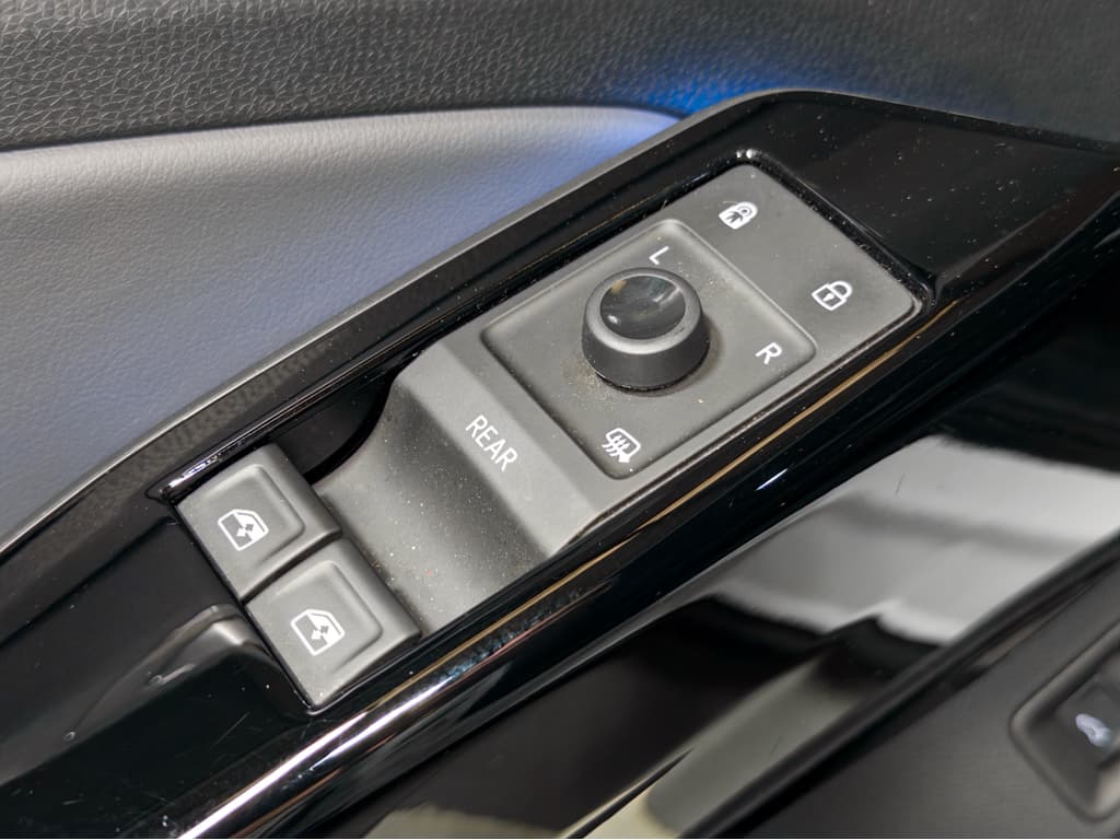 2023 Volkswagen ID.4 view 7
