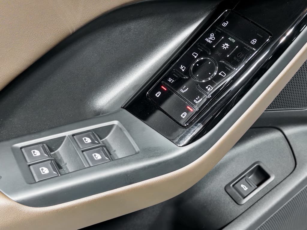 2025 Audi Q6 e-tron view 7
