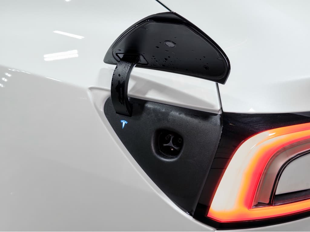2025 Tesla Model 3 view 5