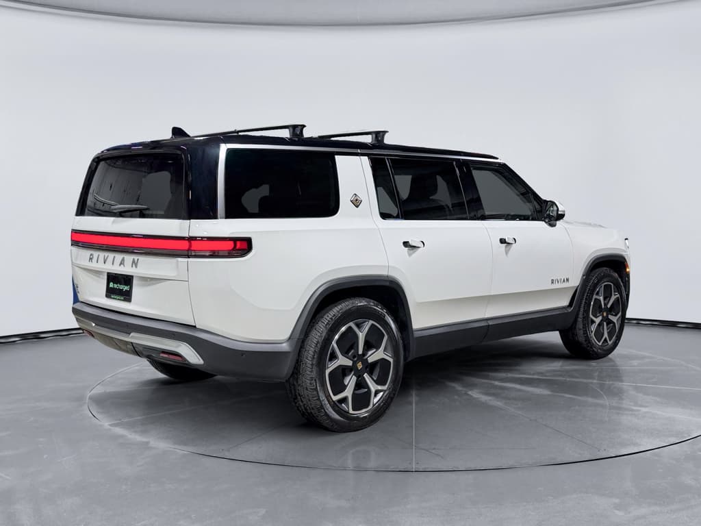 2024 Rivian R1S view 3