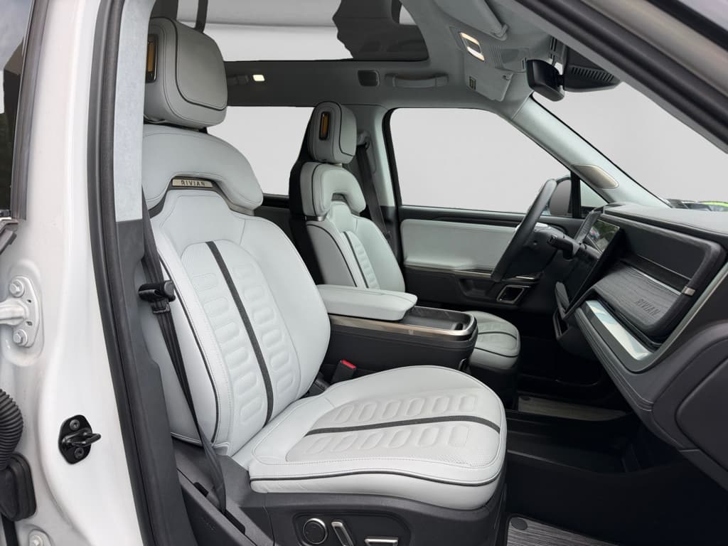 2024 Rivian R1S view 18