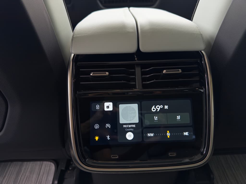 2024 Rivian R1S view 22