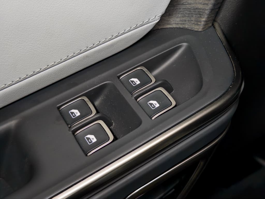 2024 Rivian R1S view 7