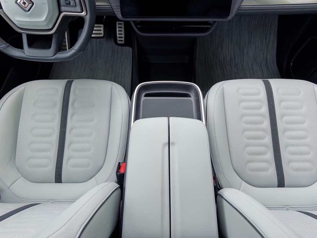 2024 Rivian R1S view 20