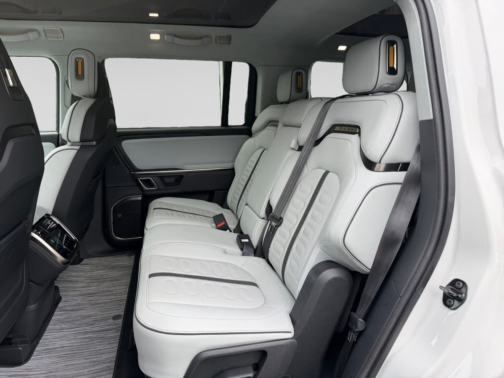 2024 Rivian R1S view 19