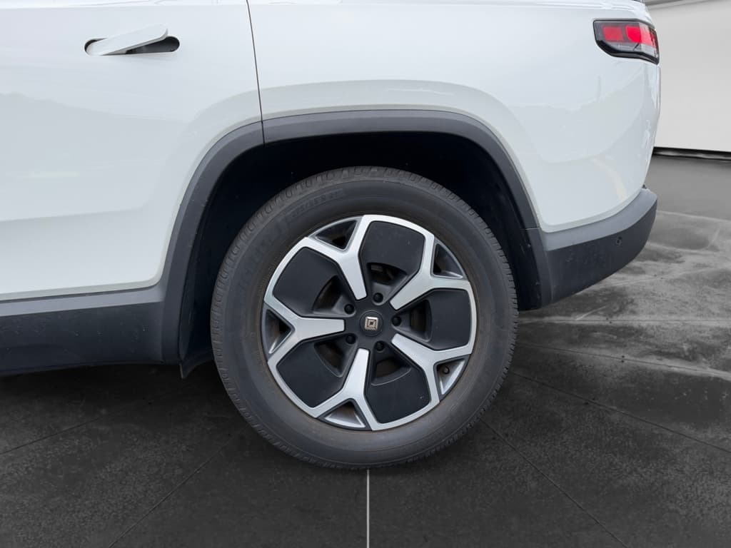 2024 Rivian R1S view 32