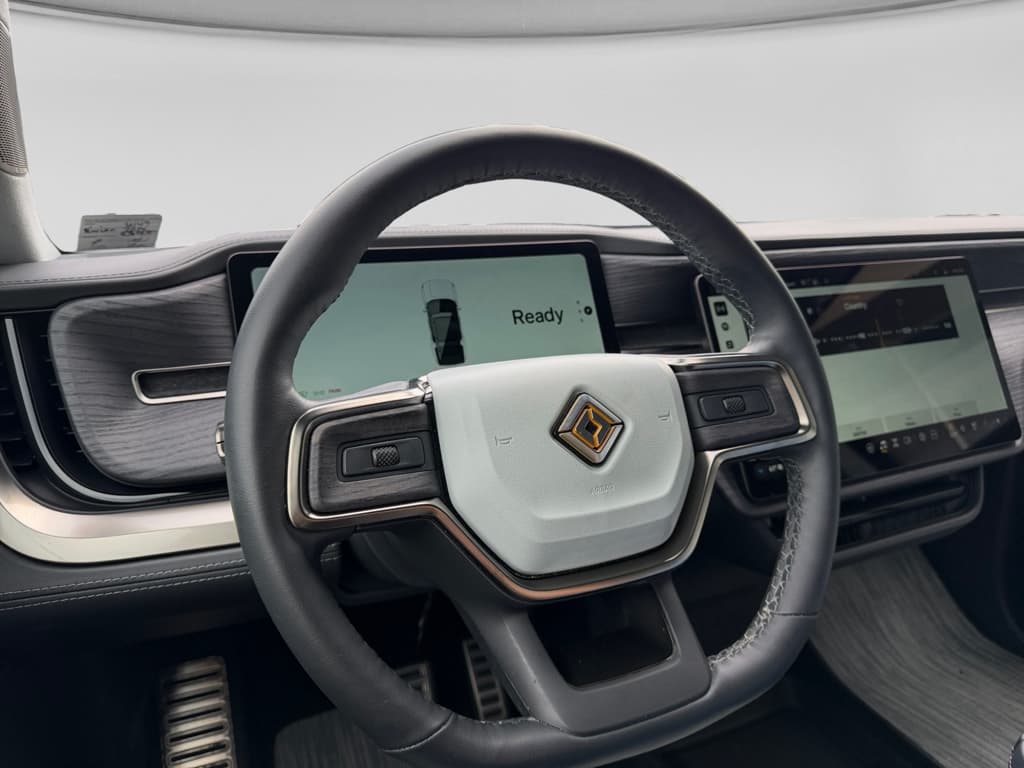 2024 Rivian R1S view 9
