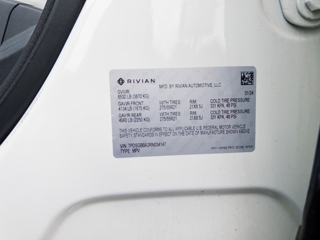 2024 Rivian R1S view 28