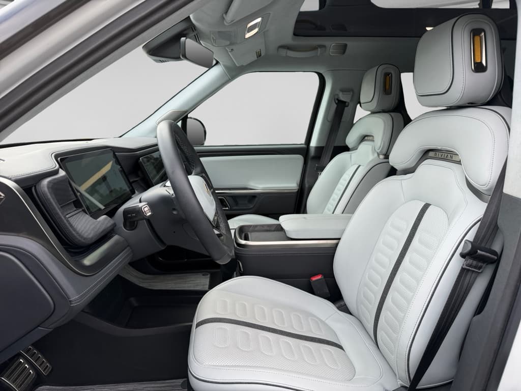 2024 Rivian R1S view 17
