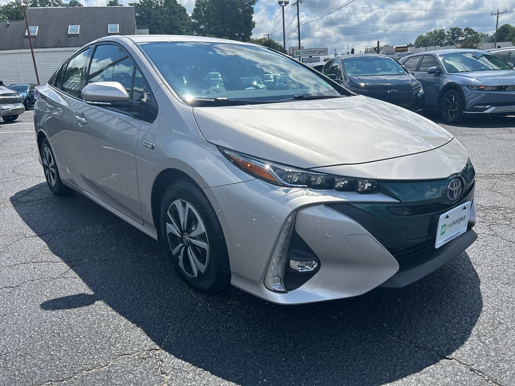 2017 Toyota Prius Prime view 4